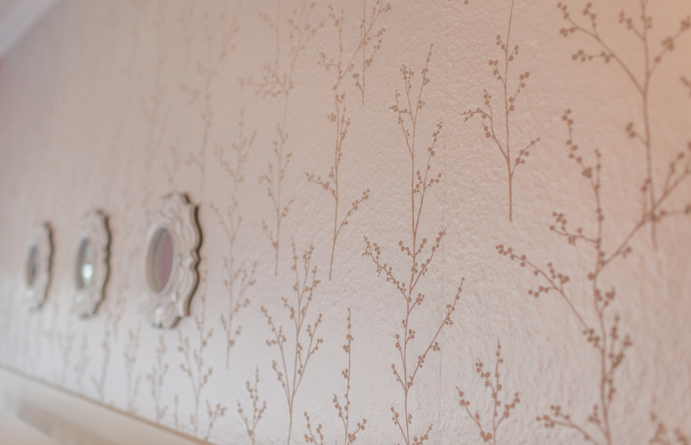 Imagen de habitación de niña de 4 a 10 años tradicional renovada de tamaño medio con paredes rosas, suelo de travertino y suelo beige