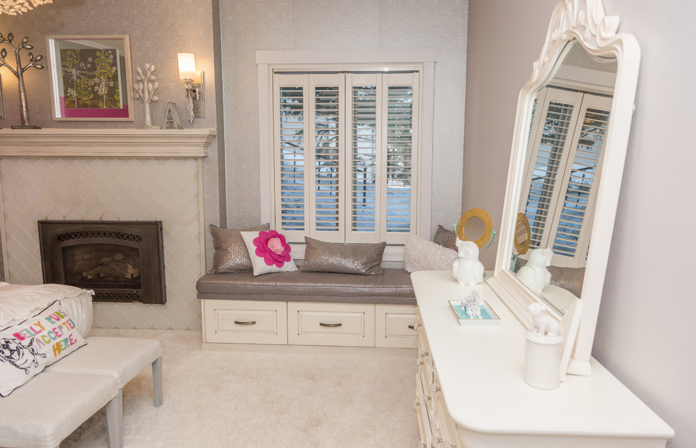 Diseño de dormitorio infantil clásico renovado con paredes beige, moqueta y suelo beige