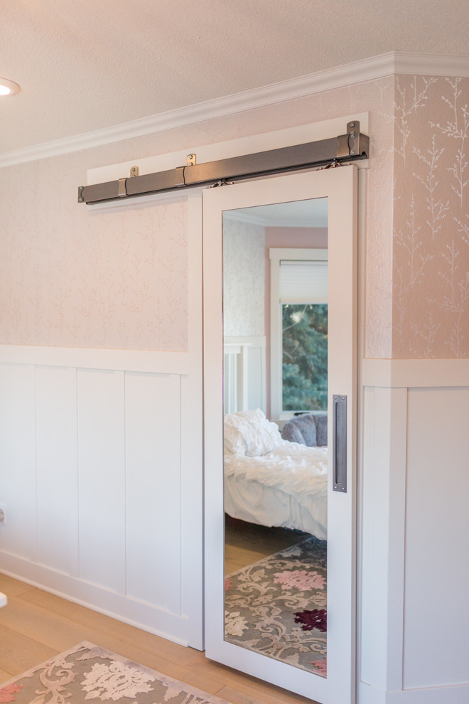 Ejemplo de habitación de niña de 4 a 10 años tradicional renovada de tamaño medio con paredes rosas, suelo de travertino y suelo beige