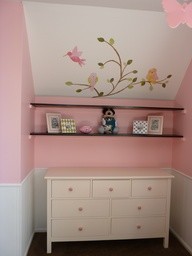 Modelo de dormitorio infantil de 1 a 3 años ecléctico de tamaño medio con paredes rosas y suelo de madera oscura