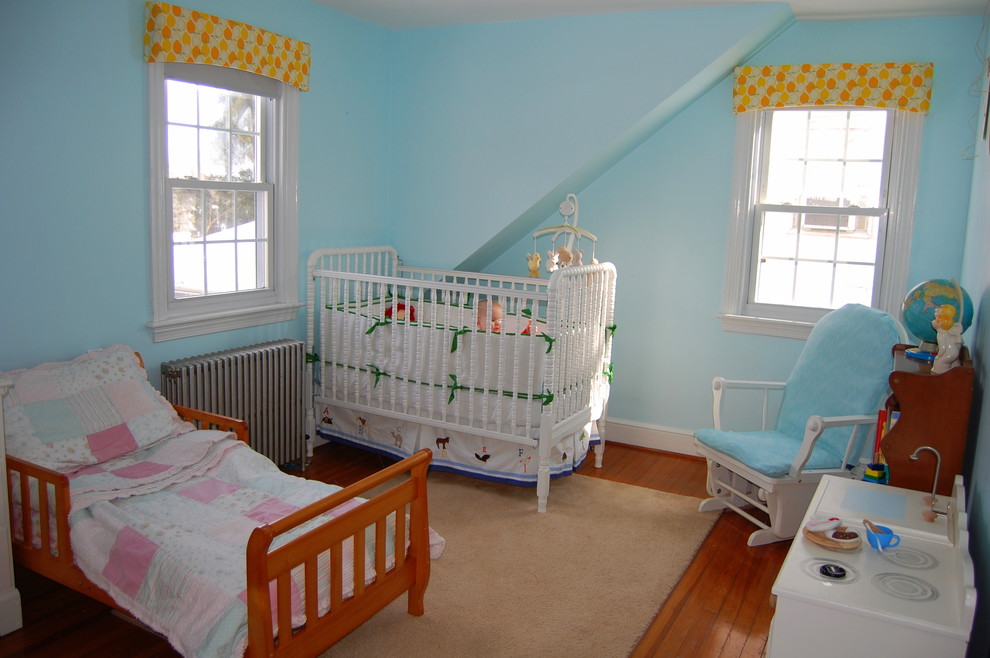На фото: нейтральная детская в стиле фьюжн с спальным местом, синими стенами и паркетным полом среднего тона для ребенка от 1 до 3 лет с