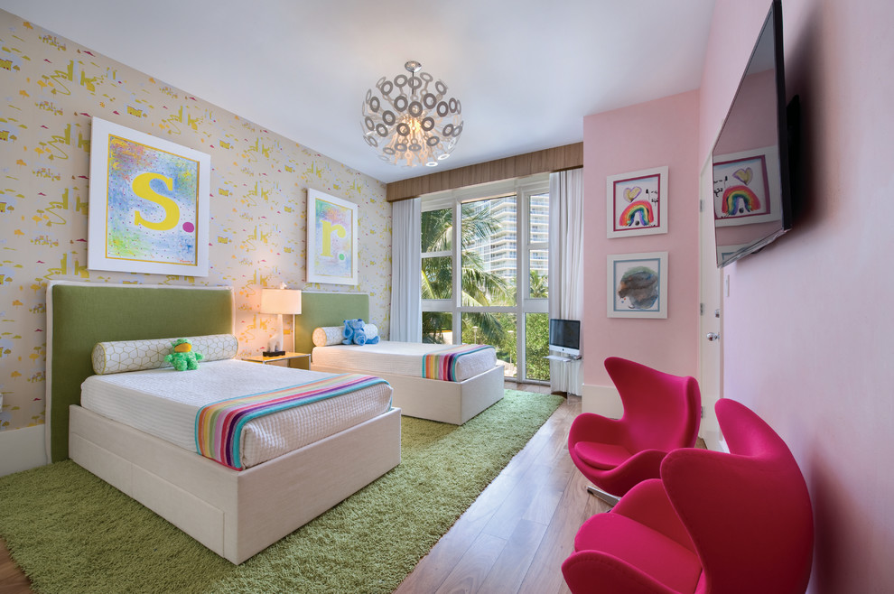 Ejemplo de dormitorio infantil de 4 a 10 años actual con suelo de madera en tonos medios y paredes multicolor