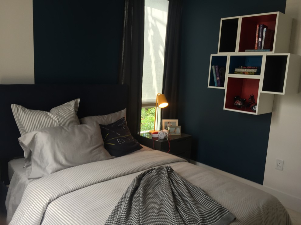Inspiration för små moderna pojkrum kombinerat med sovrum, med blå väggar