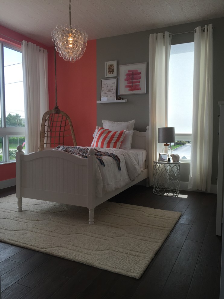 Bild på ett litet funkis flickrum kombinerat med sovrum, med rosa väggar, målat trägolv och svart golv