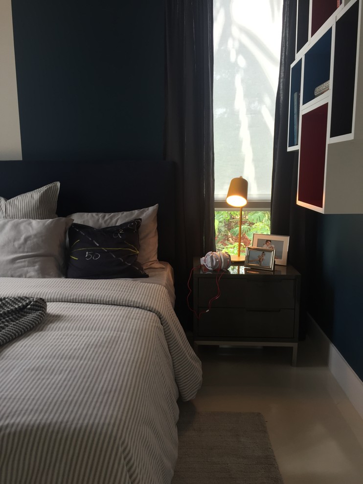 Exempel på ett stort modernt pojkrum kombinerat med sovrum, med blå väggar och klinkergolv i keramik