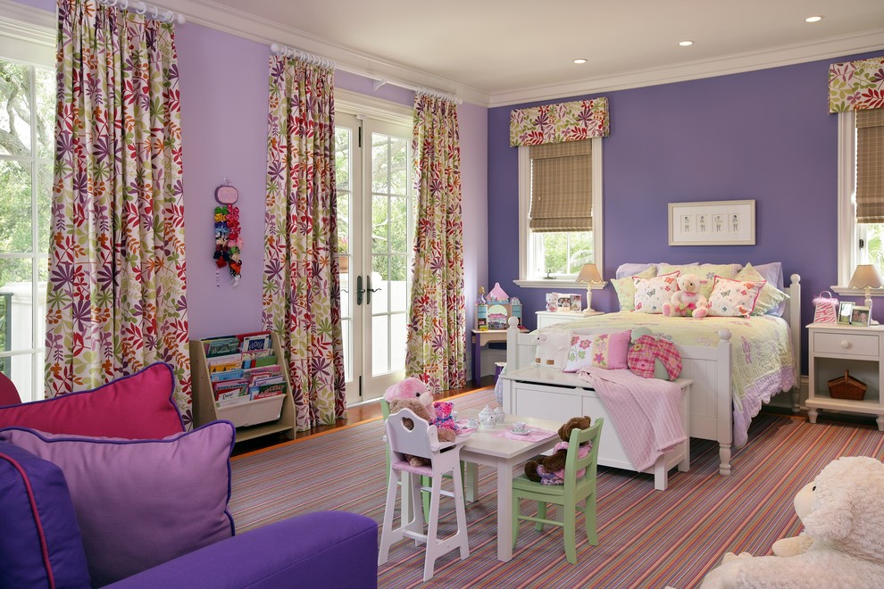 Aménagement d'une chambre d'enfant classique avec un mur violet.