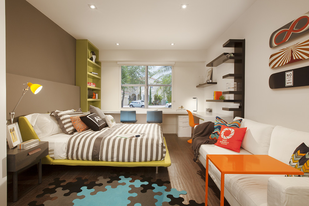 Пример оригинального дизайна: детская в стиле модернизм с спальным местом и разноцветными стенами для мальчика