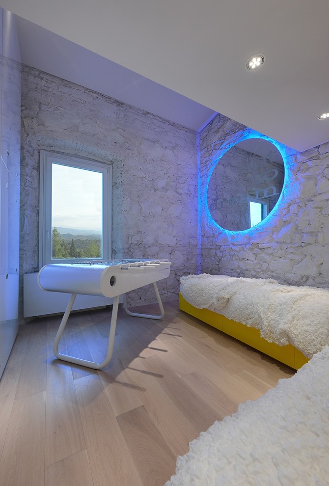 Immagine di una cameretta per bambini minimalista con parquet chiaro e pareti bianche