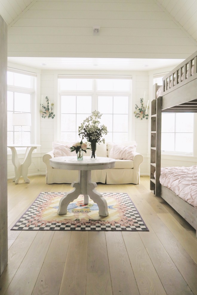 Ispirazione per una cameretta da letto country con pareti bianche, parquet chiaro e pavimento beige