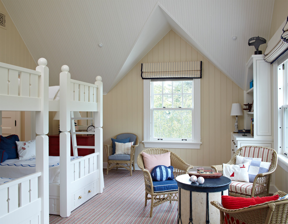 Aménagement d'une chambre d'enfant de 4 à 10 ans bord de mer avec un mur beige, moquette et un lit superposé.