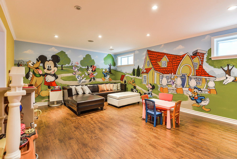 Exempel på ett klassiskt könsneutralt barnrum kombinerat med lekrum och för 4-10-åringar, med flerfärgade väggar och mellanmörkt trägolv