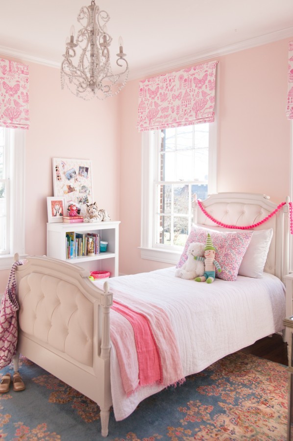 Inredning av ett 60 tals mellanstort flickrum kombinerat med sovrum och för 4-10-åringar, med rosa väggar, mellanmörkt trägolv och brunt golv
