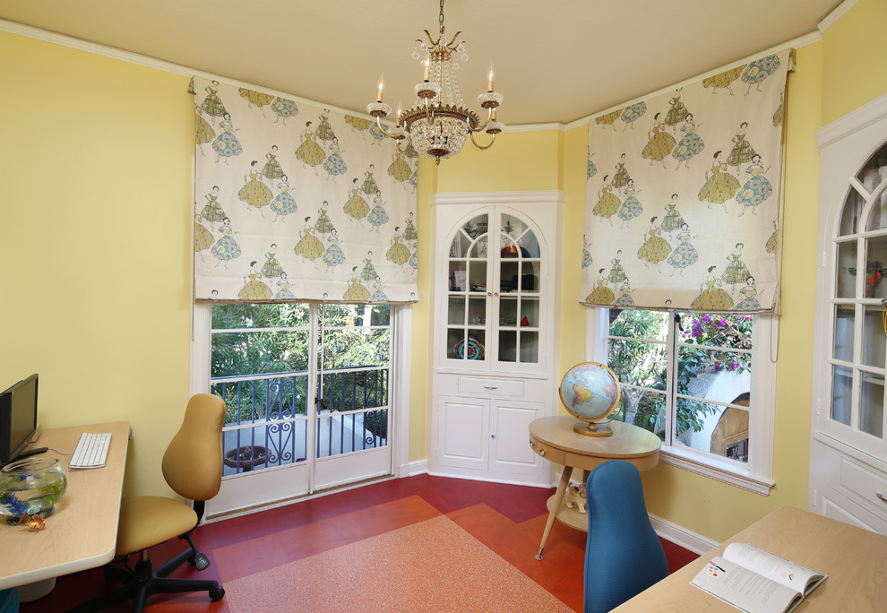 Aménagement d'une chambre de fille de 4 à 10 ans rétro de taille moyenne avec un mur jaune, un sol en linoléum, un bureau et un sol orange.