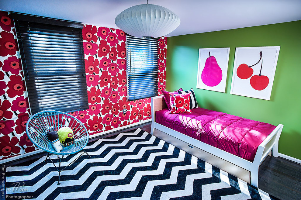Imagen de dormitorio infantil de 4 a 10 años vintage de tamaño medio con suelo de madera oscura y paredes multicolor