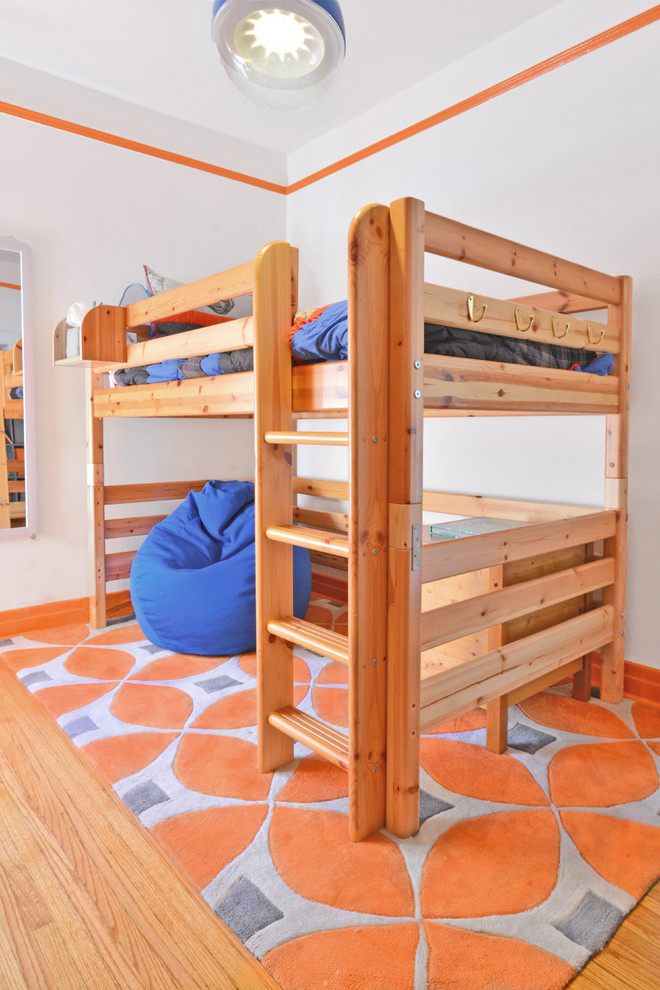 Bild på ett litet vintage pojkrum kombinerat med sovrum och för 4-10-åringar, med mellanmörkt trägolv och flerfärgade väggar