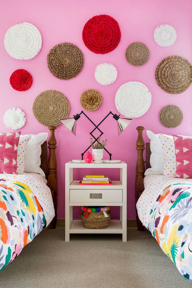 Идея дизайна: детская в стиле фьюжн с розовыми стенами, ковровым покрытием и серым полом для девочки