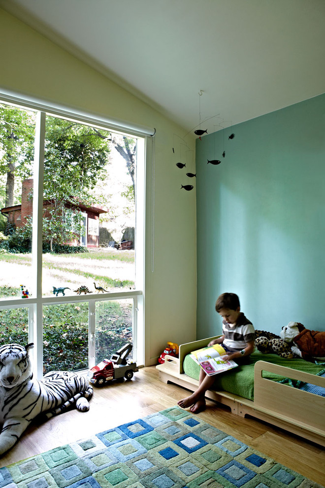 50 tals inredning av ett pojkrum kombinerat med sovrum och för 4-10-åringar, med mellanmörkt trägolv och flerfärgade väggar