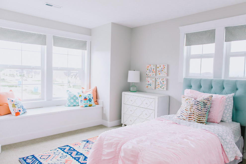 На фото: детская в классическом стиле с спальным местом и ковровым покрытием для подростка, девочки
