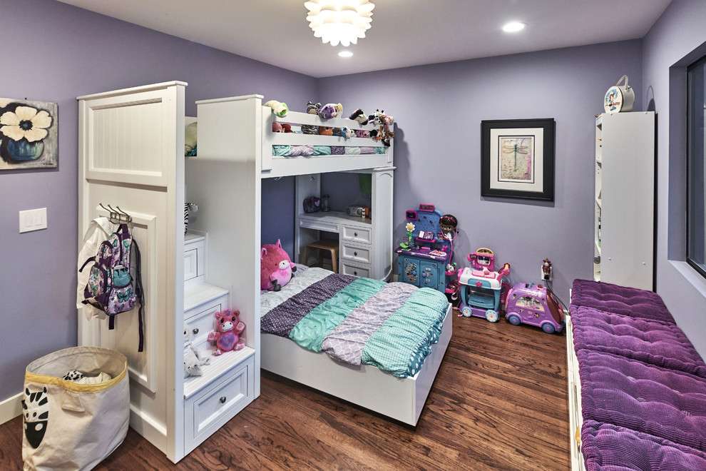 Источник вдохновения для домашнего уюта: большая детская в стиле ретро с спальным местом, фиолетовыми стенами, паркетным полом среднего тона и коричневым полом для ребенка от 4 до 10 лет, девочки