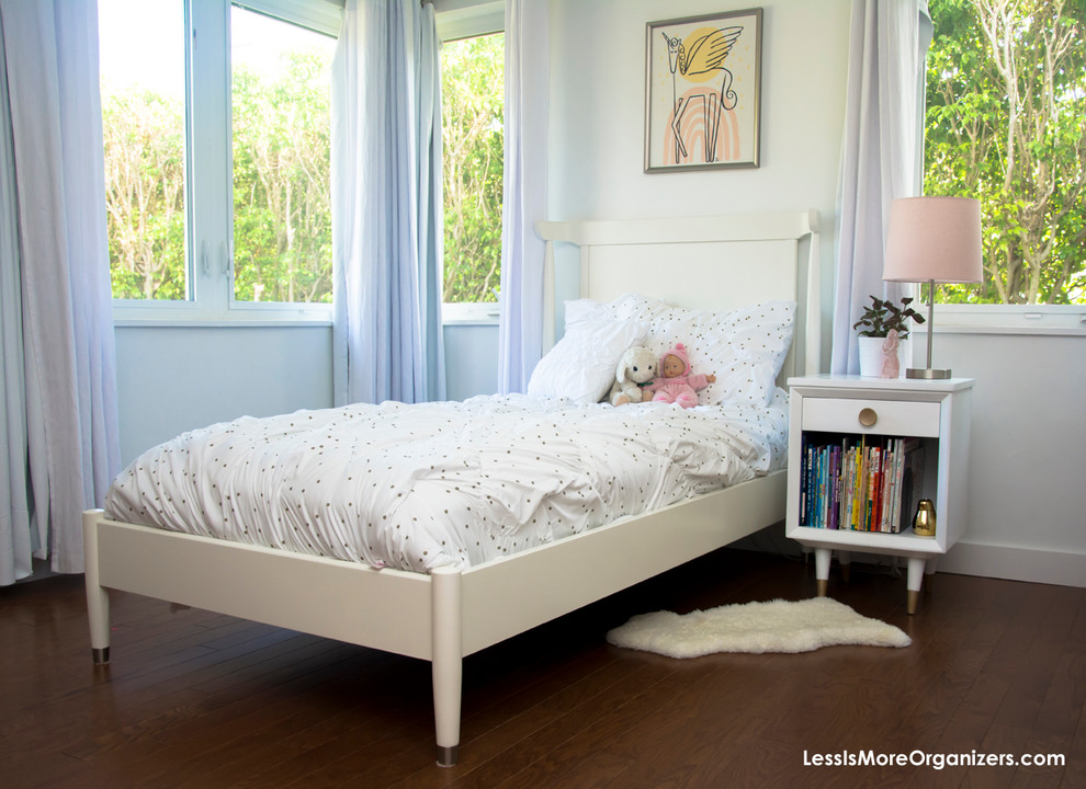 Mittelgroßes Retro Mädchenzimmer mit Schlafplatz, weißer Wandfarbe und braunem Holzboden in Miami