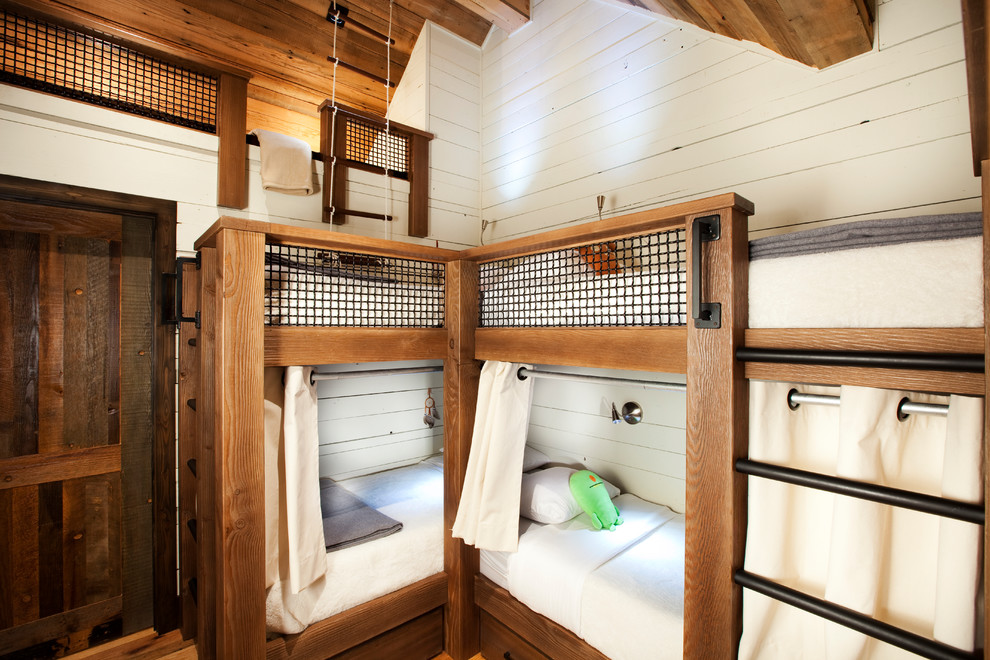 Foto de dormitorio infantil rural con paredes blancas, suelo de madera en tonos medios y suelo marrón