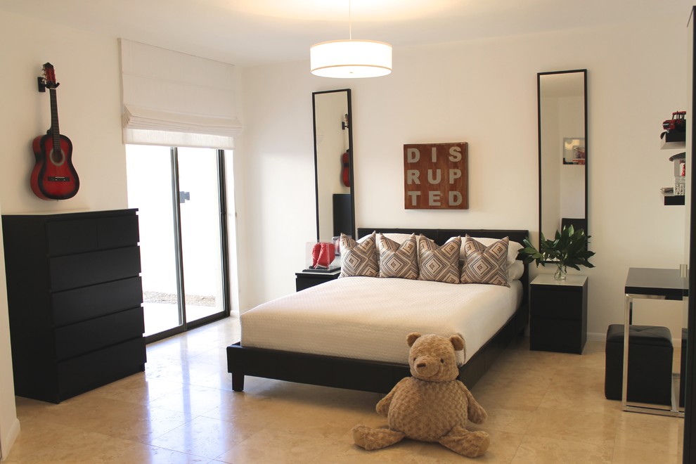 Modelo de habitación de invitados retro de tamaño medio sin chimenea con paredes blancas y suelo de travertino