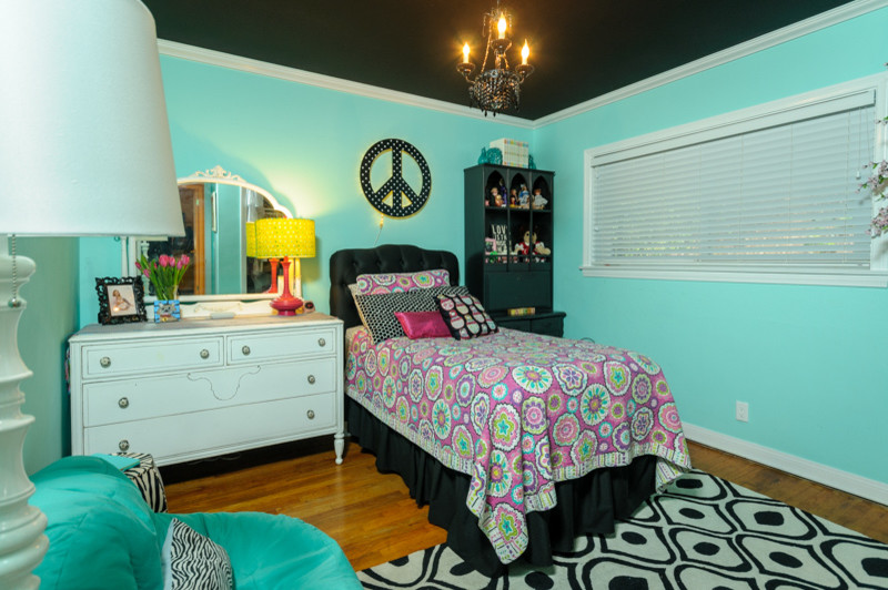 Exemple d'une petite chambre d'enfant de 4 à 10 ans éclectique avec un mur bleu et parquet clair.