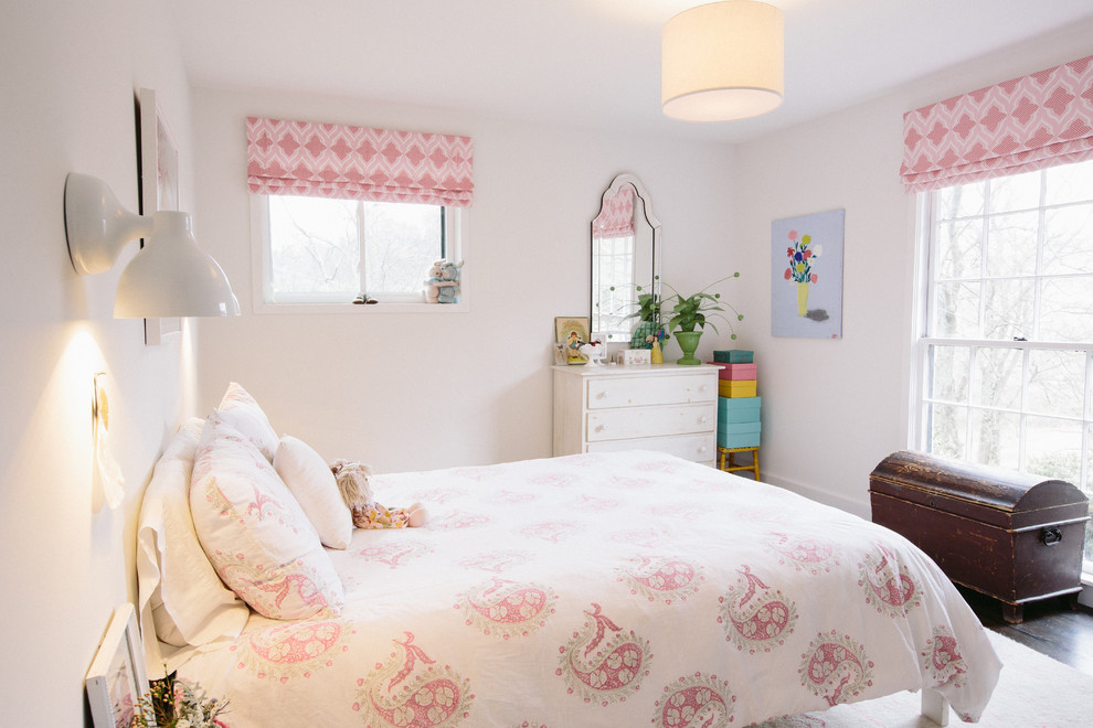 Inspiration för ett mellanstort vintage flickrum kombinerat med sovrum och för 4-10-åringar, med vita väggar och mörkt trägolv