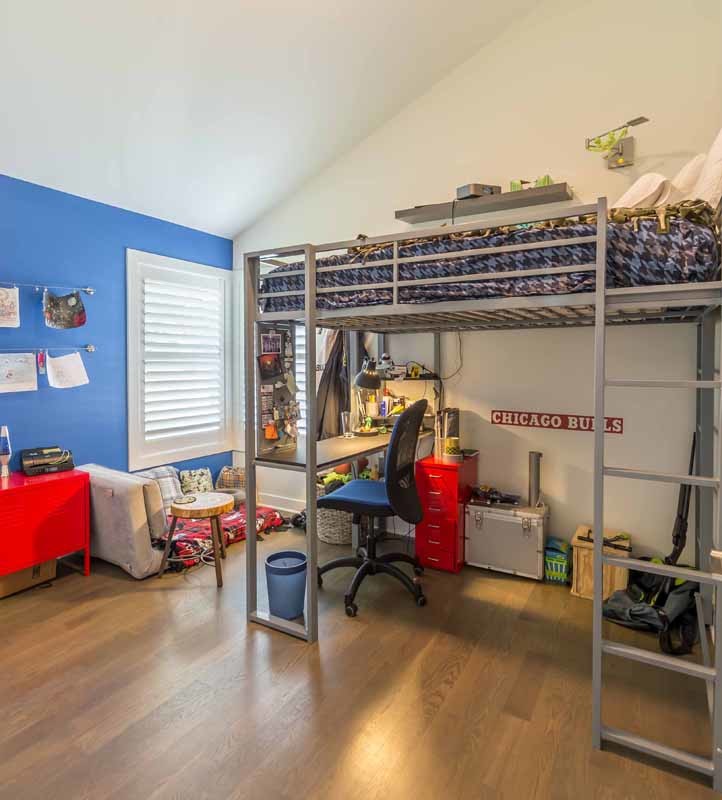 Foto på ett stort funkis barnrum kombinerat med sovrum, med flerfärgade väggar, ljust trägolv och brunt golv