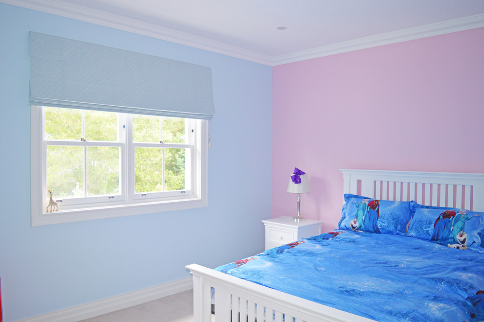 На фото: большая детская в стиле неоклассика (современная классика) с спальным местом, розовыми стенами, ковровым покрытием и бежевым полом для ребенка от 4 до 10 лет, девочки с