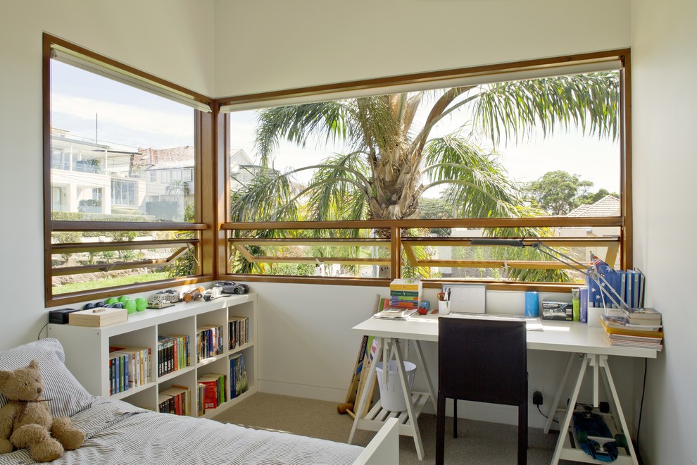 シドニーにある高級なコンテンポラリースタイルのおしゃれな子供部屋 (白い壁、カーペット敷き) の写真