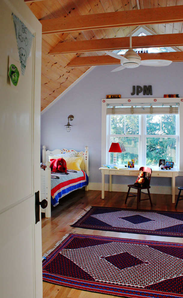 Foto på ett funkis könsneutralt småbarnsrum kombinerat med sovrum, med mellanmörkt trägolv och blå väggar