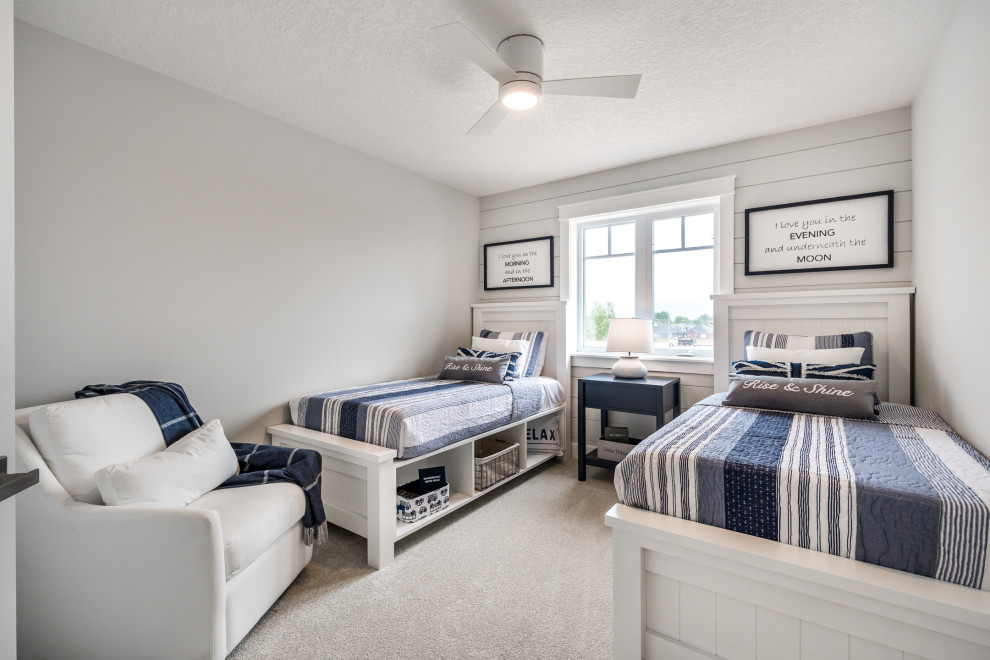 Foto de dormitorio infantil de 4 a 10 años costero con paredes blancas, moqueta, suelo beige y machihembrado