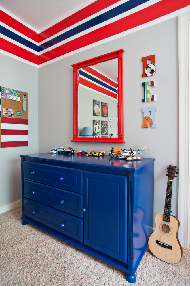 Cette image montre une chambre d'enfant de 4 à 10 ans traditionnelle de taille moyenne avec un mur gris et moquette.