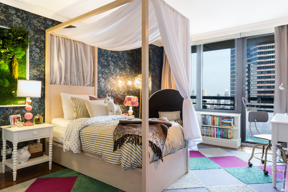 Mittelgroßes Eklektisches Kinderzimmer mit Schlafplatz, bunten Wänden, Teppichboden und buntem Boden in Tampa