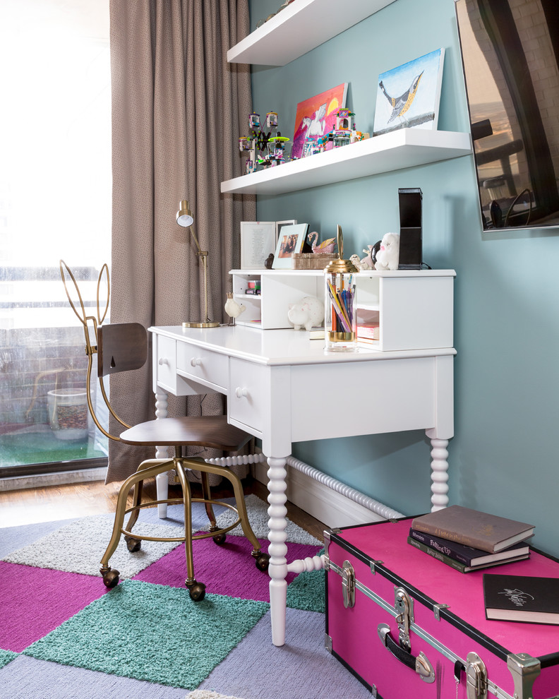 Modelo de dormitorio infantil bohemio de tamaño medio con paredes multicolor, moqueta y suelo multicolor