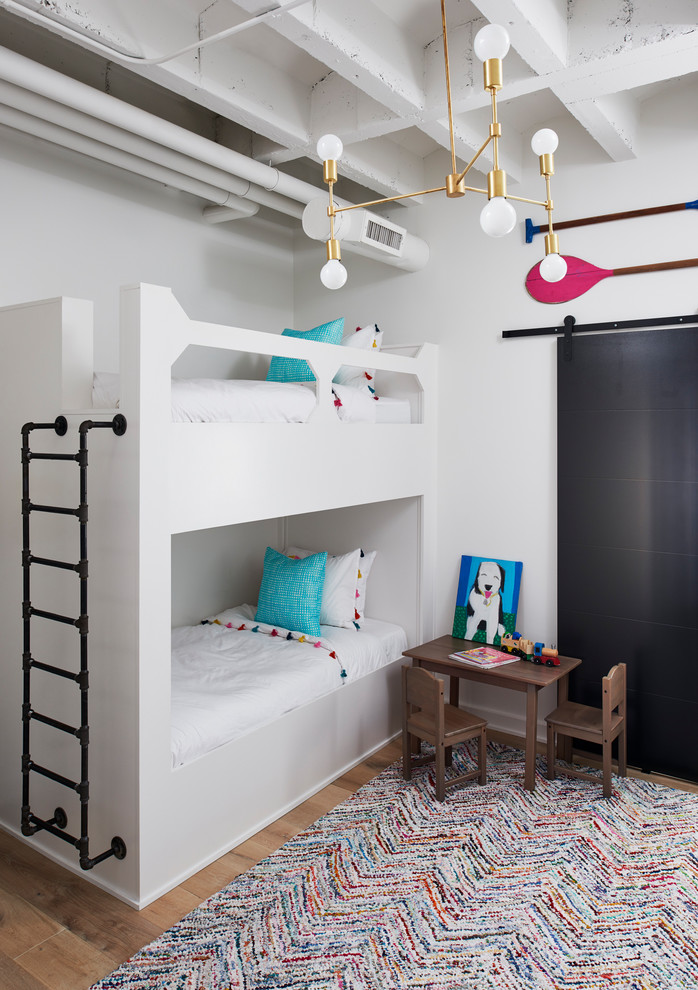 Diseño de dormitorio infantil industrial con paredes blancas, suelo de madera en tonos medios y suelo marrón