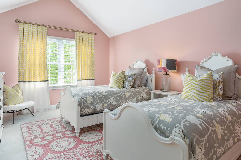 На фото: огромная детская в стиле неоклассика (современная классика) с спальным местом, розовыми стенами, ковровым покрытием и белым полом для ребенка от 4 до 10 лет, девочки с