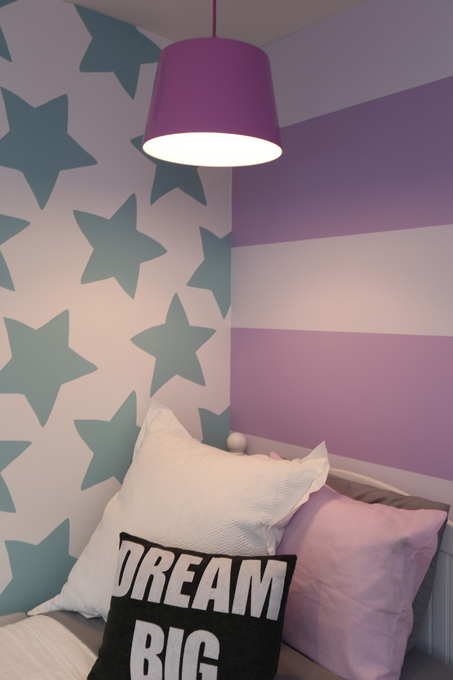 Klassisk inredning av ett litet flickrum kombinerat med sovrum och för 4-10-åringar, med lila väggar
