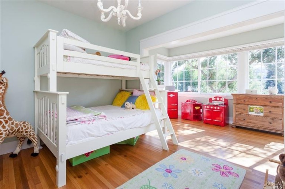 Идея дизайна: нейтральная детская среднего размера в стиле неоклассика (современная классика) с спальным местом, зелеными стенами и паркетным полом среднего тона для ребенка от 4 до 10 лет, двоих детей