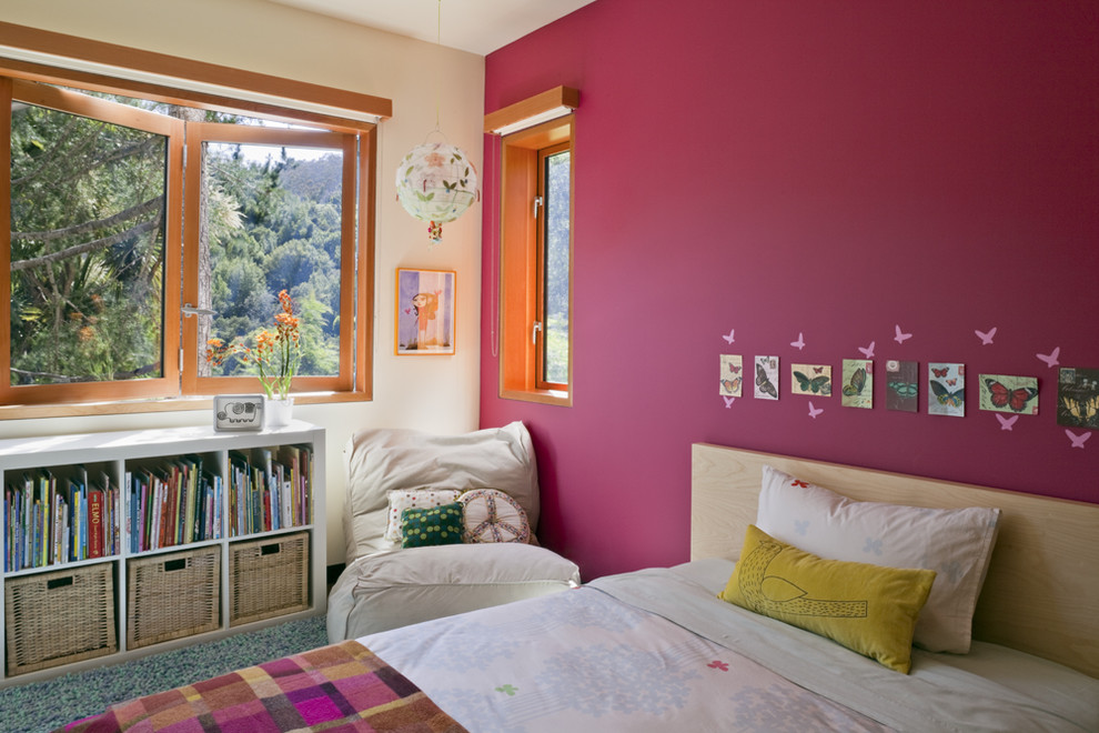 Idéer för ett modernt barnrum kombinerat med sovrum, med flerfärgade väggar