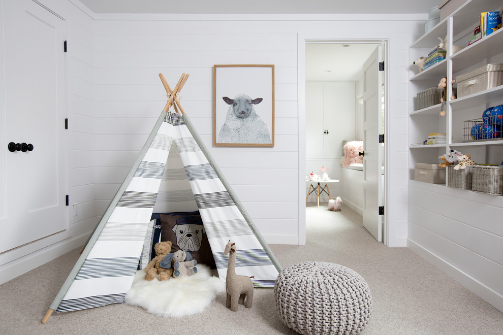 Modelo de dormitorio infantil clásico renovado con moqueta, suelo gris y paredes blancas