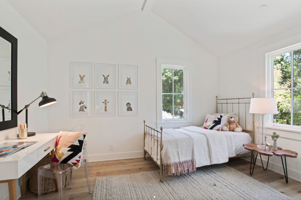 Diseño de dormitorio infantil de 4 a 10 años clásico renovado con paredes blancas y suelo de madera clara