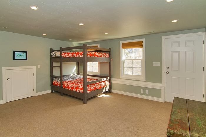 Imagen de dormitorio infantil clásico renovado grande con paredes azules y moqueta
