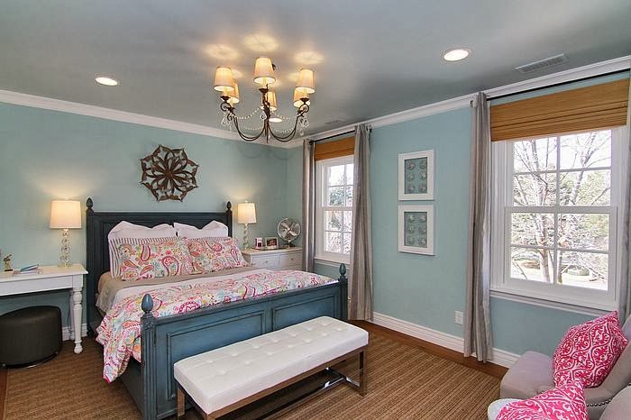 Imagen de dormitorio infantil romántico grande con paredes azules y suelo de madera en tonos medios