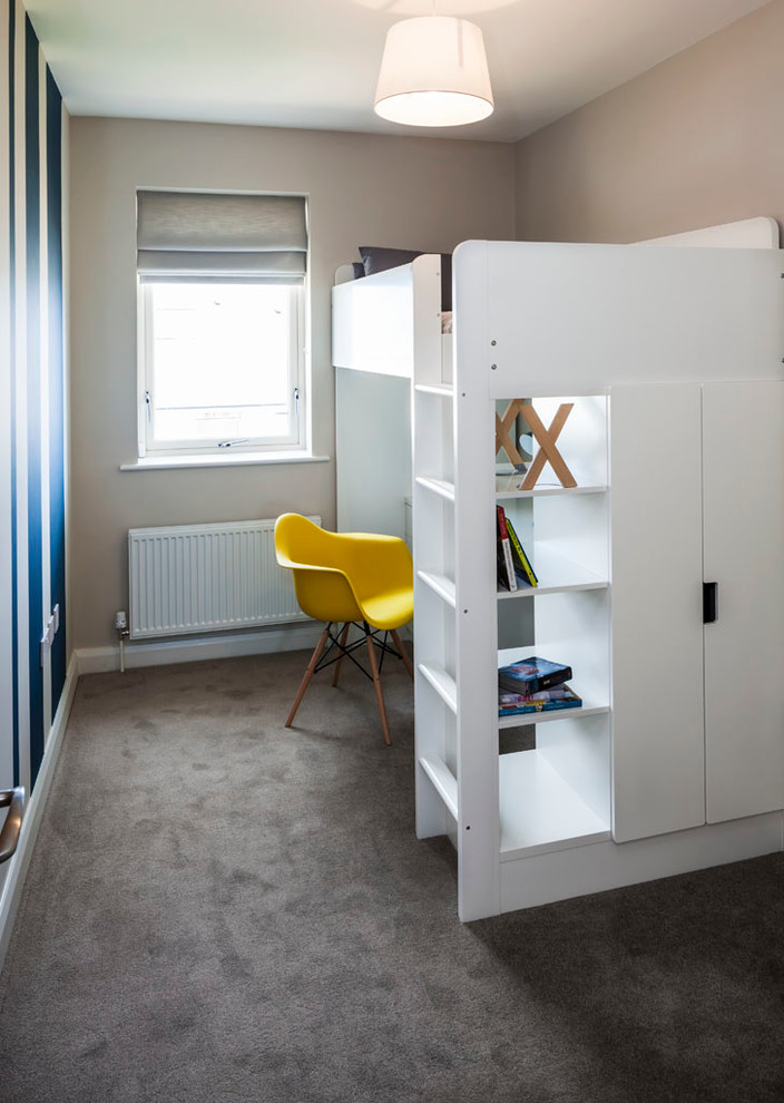 Esempio di una cameretta per bambini minimal di medie dimensioni con pareti grigie e moquette