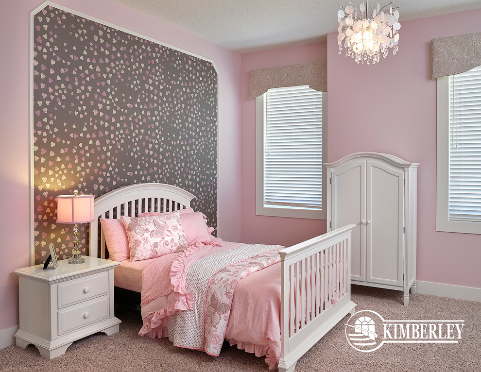 Inredning av ett modernt stort flickrum kombinerat med sovrum och för 4-10-åringar, med rosa väggar och heltäckningsmatta