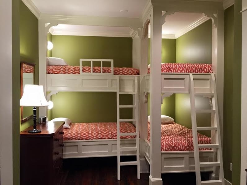 Bild på ett mellanstort vintage könsneutralt tonårsrum kombinerat med sovrum, med gröna väggar och mörkt trägolv