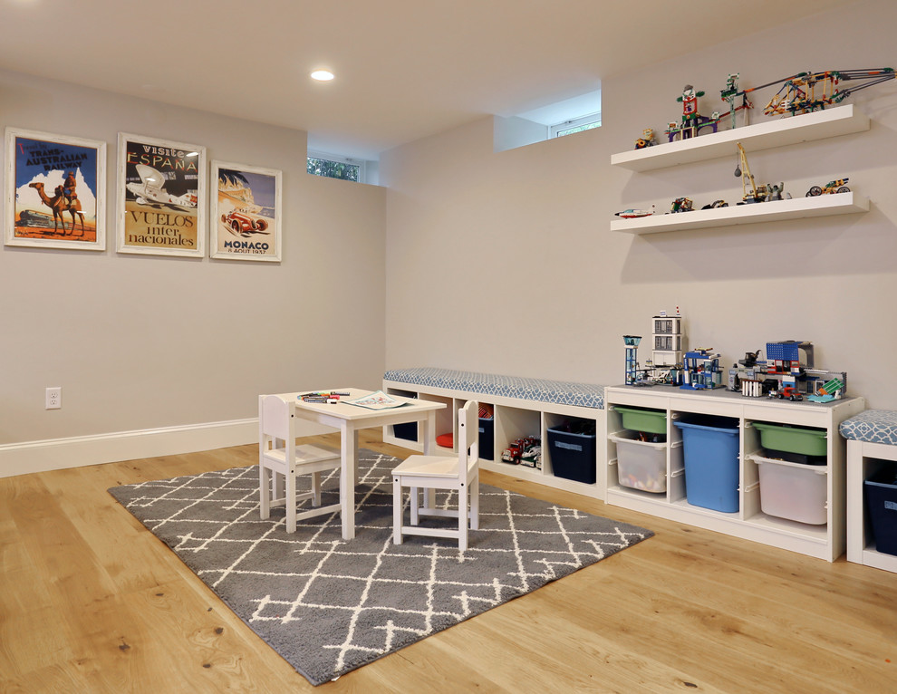 Ejemplo de dormitorio infantil de 4 a 10 años clásico renovado de tamaño medio con paredes grises y suelo de madera clara