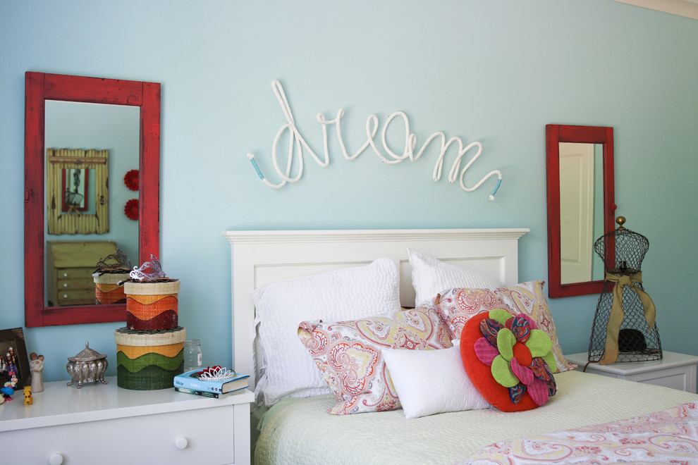 Idée de décoration pour une chambre d'enfant bohème de taille moyenne avec un mur bleu et moquette.
